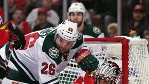 Thomas Vanek (Minnesota Wild; z lewej) miał kapitalną okazję w 1. tercji, ale Corey Crawford uratował Chicago Blackhawks 