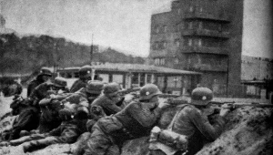 Żołnierze niemieccy w okopach podczas walk ulicznych w Gdyni, wrzesień 1939