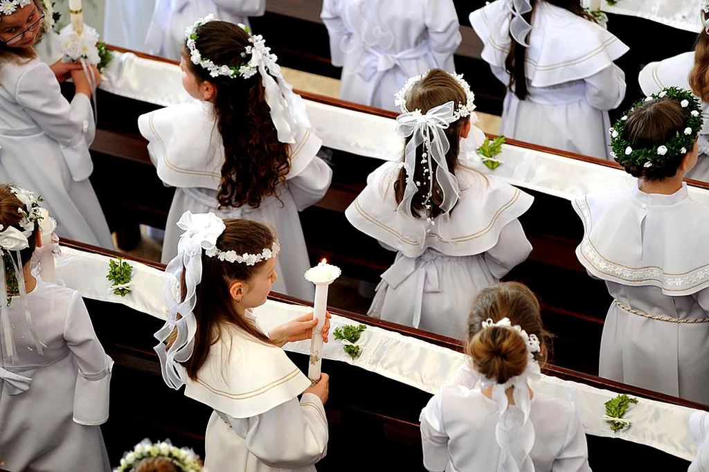 Rodzice dzieci, które przyjęły Pierwszą Komunię rok wcześniej, często oddają wianki i stroje do kościoła. Możemy więc dostać je za darmo