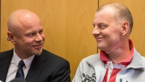 Chirurg rekonstrukcyjny, prof. Adam Maciejewski i jego 37-letni pacjent - pan Michał, podczas konferencji prasowej w Gliwicach