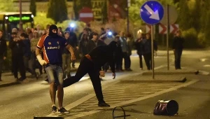 Pseudokibice rzucają niebezpiecznymi przedmiotami w kierunku policji 