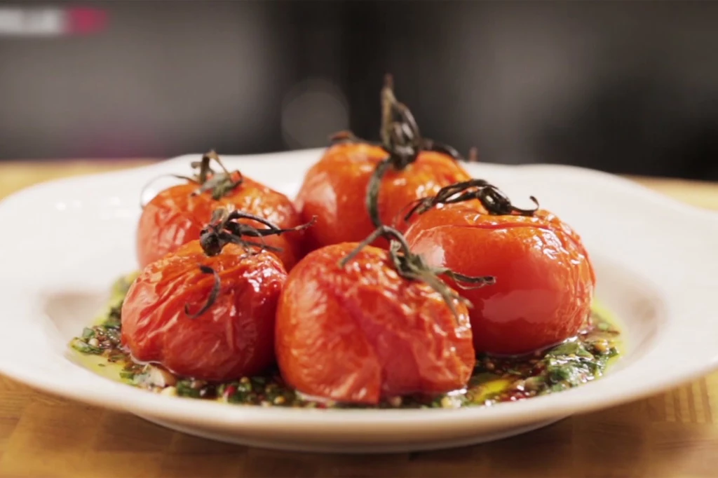 Pieczone pomidory w sosie chimichurri Pieczone pomidory w sosie chimichurri