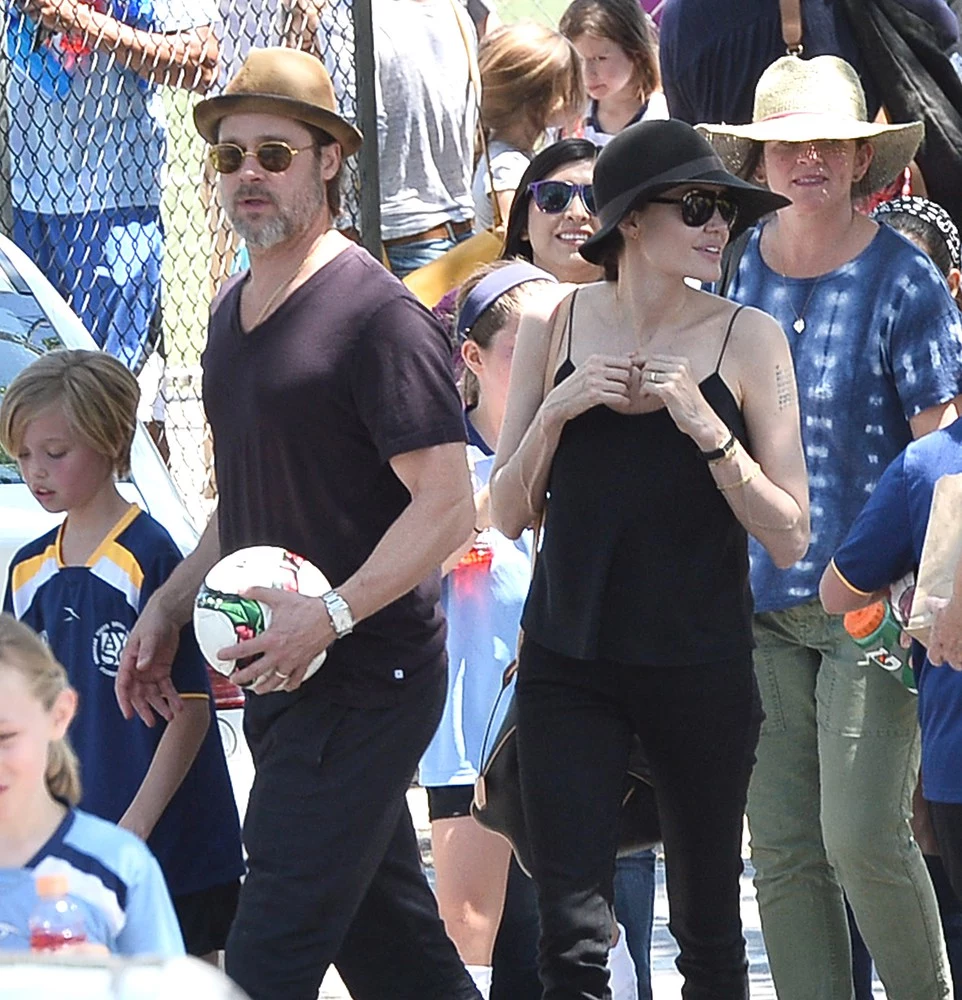 Angelina i Brad z dziećmi na meczu Angelina i Brad z dziećmi na meczu
