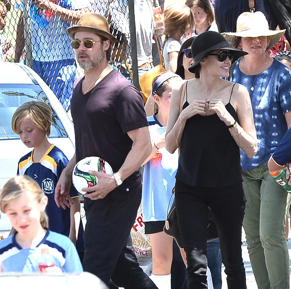Angelina i Brad z dziećmi na meczu Angelina i Brad z dziećmi na meczu