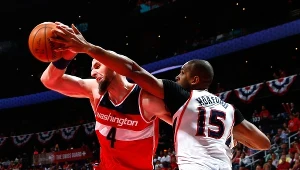 Marcin Gortat (z lewej) w walce o piłkę z Alem Horfordem
