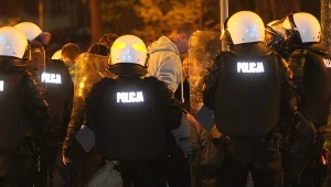 Policjanci interweniują po tym, jak pseudokibice obrzucili ich kamieniami