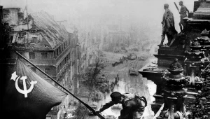 Radziecka flaga wywieszona na Reichstagu w Berlinie