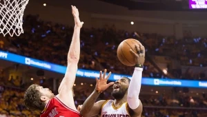 Kyle Irving rzuca Pauem Gasolem