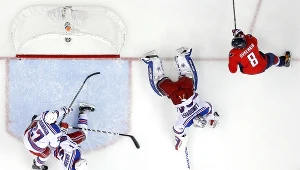 Aleksander Owieczkin próbuje pokonać Henrika Lundqvista