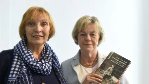 Ute Baur-Timmerbrink (z prawej) prezentuje swoją książkę