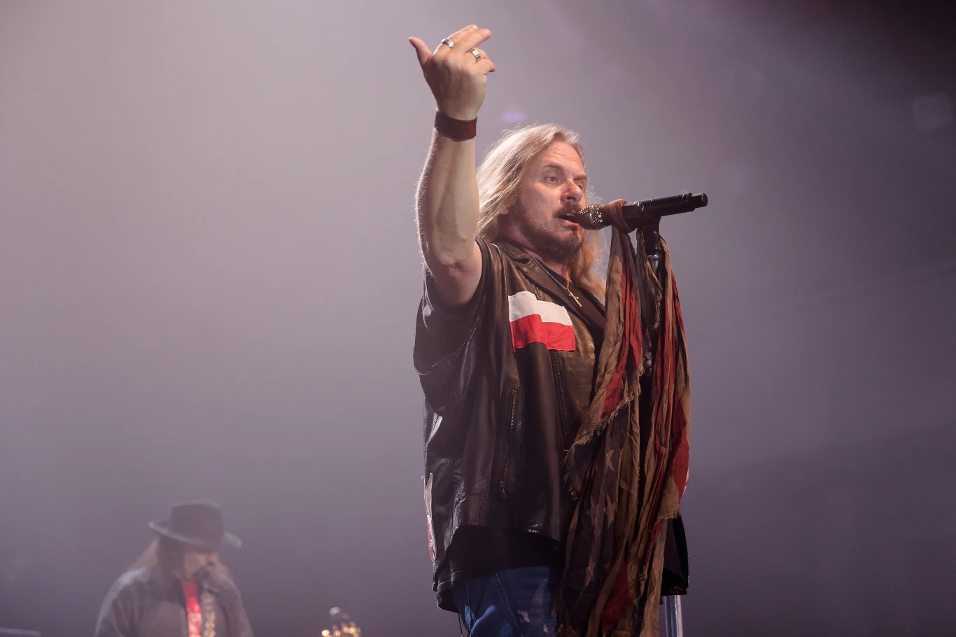 Lynyrd Skynyrd zadedykowali utwór "Symbol" Polakom i polskiej fladze. Na mikrofonie zawiesili takową