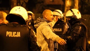 Policjanci przeszukują pseudokibiców, którzy próbowali wzniecić zamieszki przed komisariatem