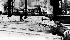 Sowieccy żołnierze walczą na ulicach Wrocławia
