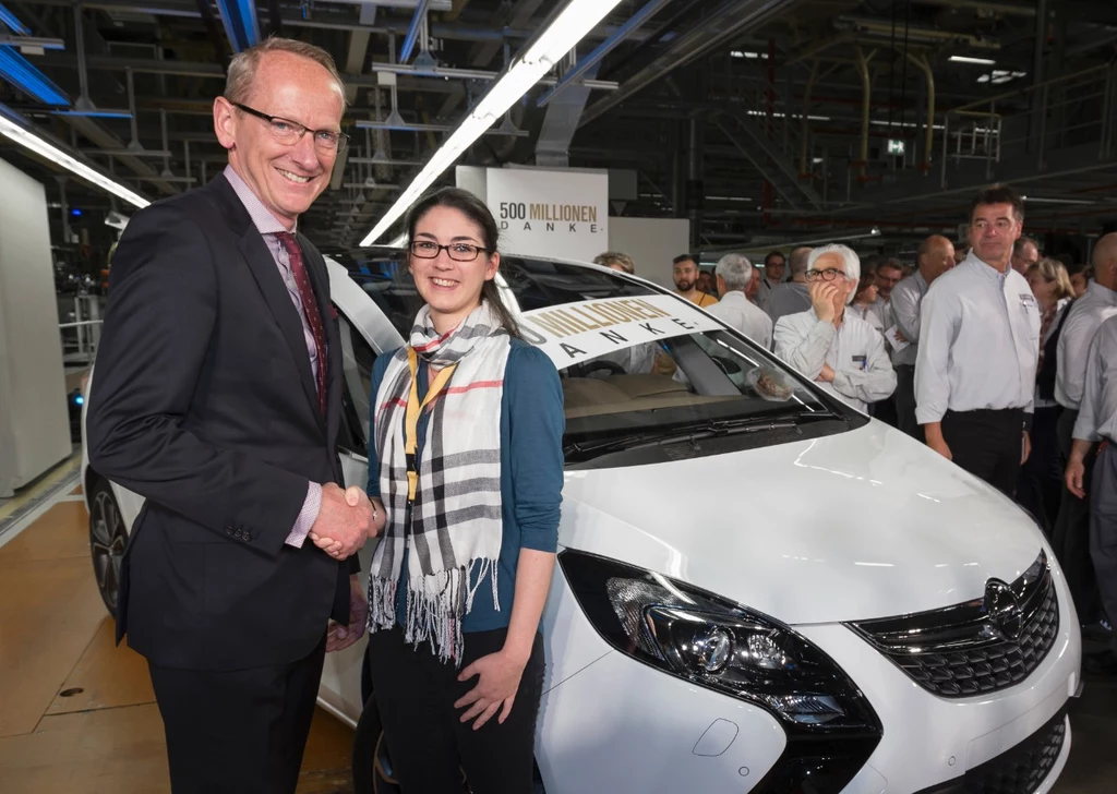 Ceremonia wręczenia Zafiry Tourer wiernej klientce w Russelsheim