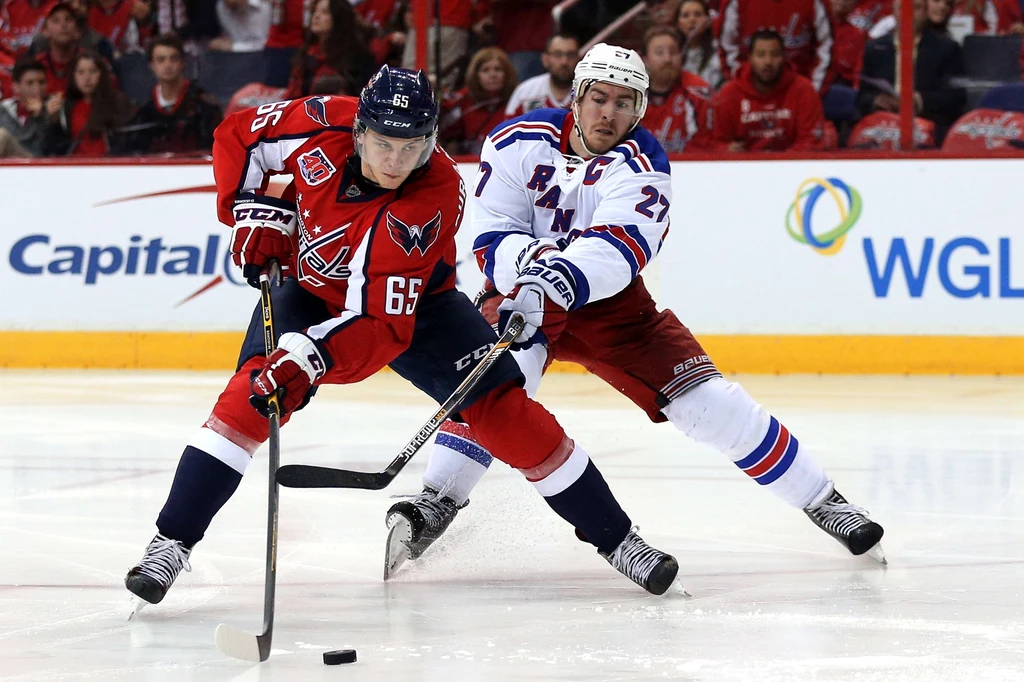 Andre Burakovsky (z lewej) strzela zwycięskiego gola dla Capitals Andre Burakovsky (z lewej) strzela zwycięskiego gola dla Capitals