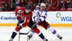 Andre Burakovsky (z lewej) strzela zwycięskiego gola dla Capitals