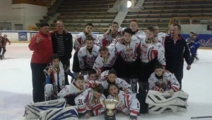 Młode Orły Jacka Szopińskiego (stoi, drugi z prawej) po zwycięstwie we Francji.