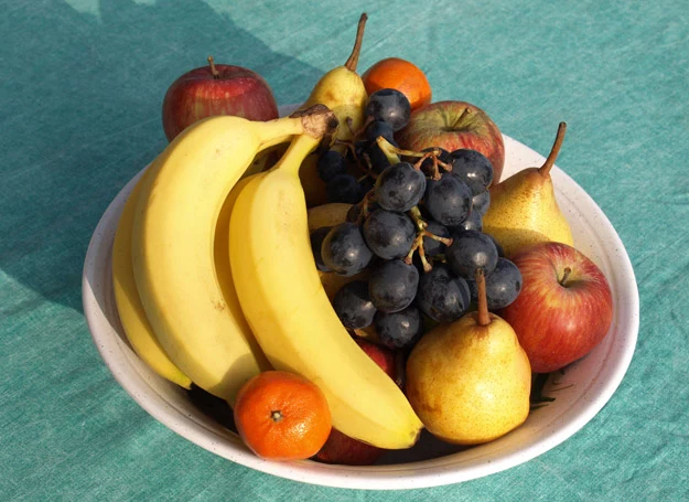 Do końca 1. roku życia owoce dla malca powinny być nie tylko umyte, ale i sparzone wrzątkiem. 