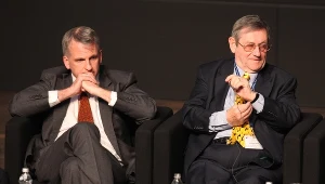 Historycy Timothy Snyder (L) z USA i Norman Davis (P)