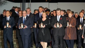 Europejscy przywódcy zapalili znicze przed Pomnikiem Poległych Stoczniowców 