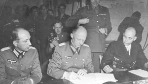 Generał Alfred Jodl podpisuje akt kapitulacji fot. Hulton Archive