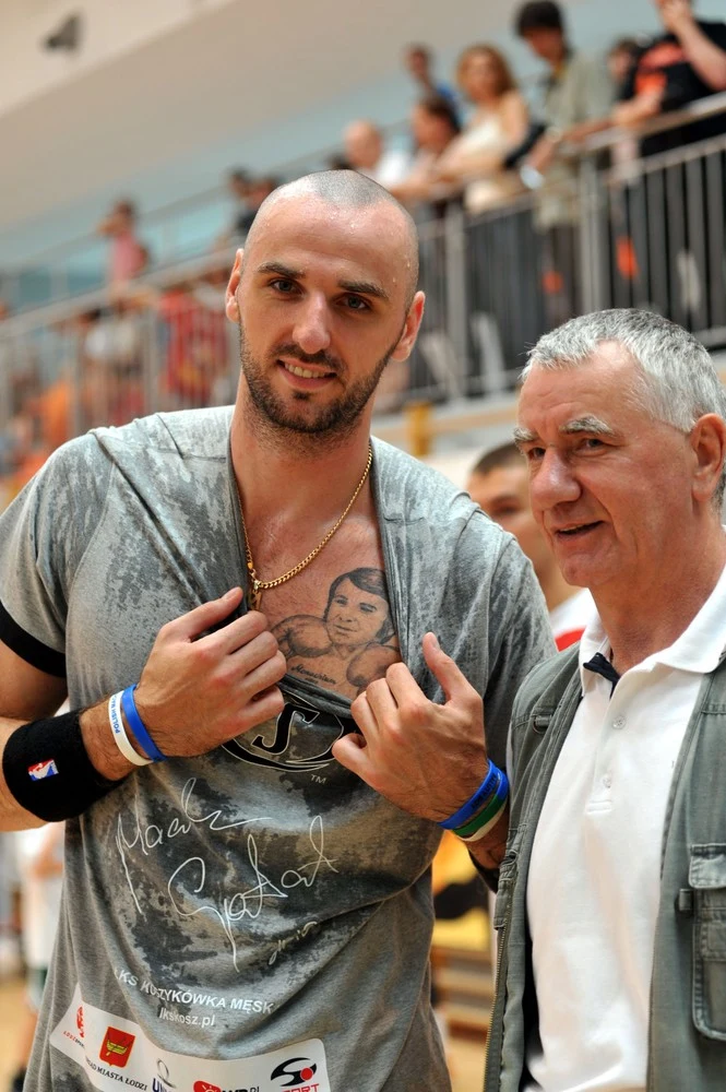 Marcin Gortat ma wytatuowaną podobiznę ojca na klacie. Na zdjęciu z tatą Januszem Gortatem Marcin Gortat ma wytatuowaną podobiznę ojca na klacie. Na zdjęciu z tatą Januszem Gortatem
