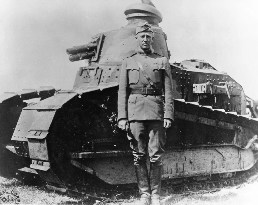 George Patton przed czołgiem Renault FT-17 w 1918 roku