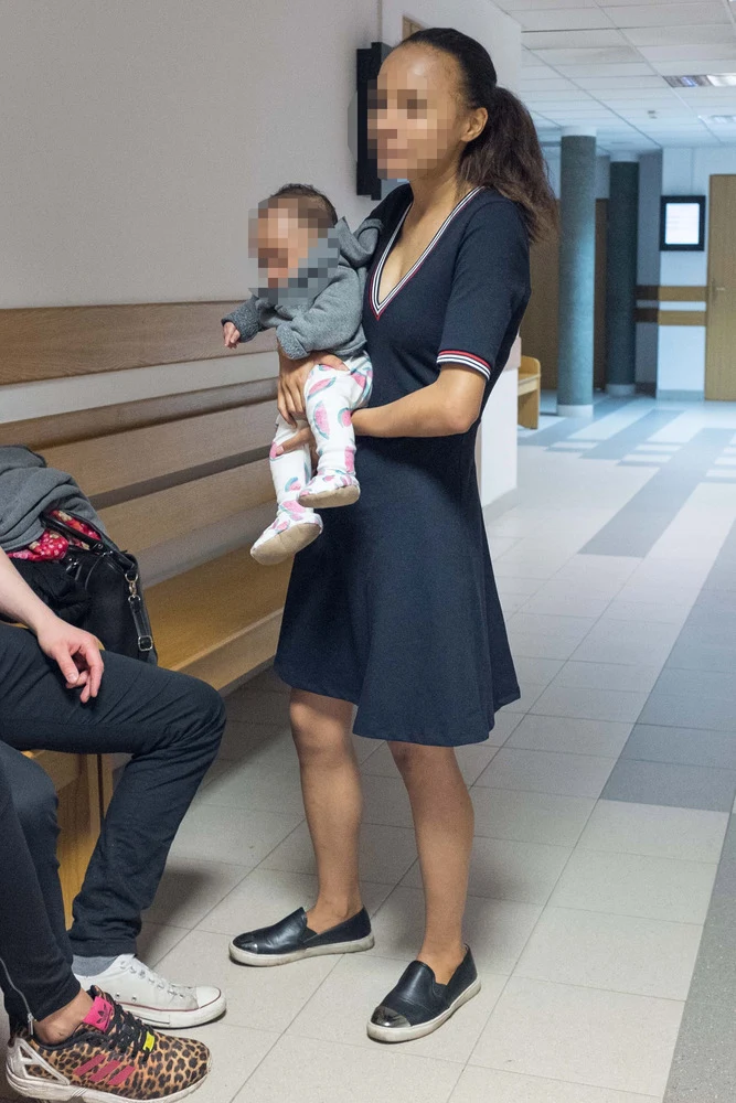 Laura z córką w sądzie