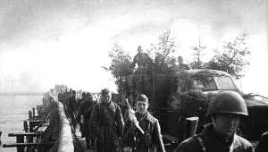 Żołnierze Armii Czerwonej przekraczają Odrę, kwiecień 1945