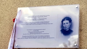 Tablica upamiętniająca Irenę Sendlerową, Sprawiedliwą Wśród Narodów Świata na budynku przy ul. Ludwiki 6 na warszawskiej Woli