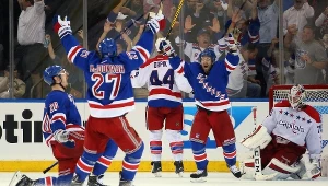 Hokeiści New York Rangers fetują zdobycie bramki w meczu z Washington Capitals