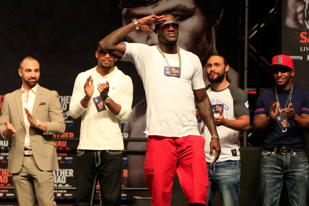 Deontay Wilder salutuje do kibiców na konferencji prasowej