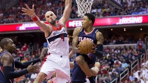 Marcin Gortat blokuje Kenta Bazemore'a (z piłką)