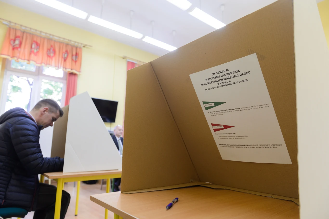  Głosowanie w lokalu wyborczym w Poznaniu