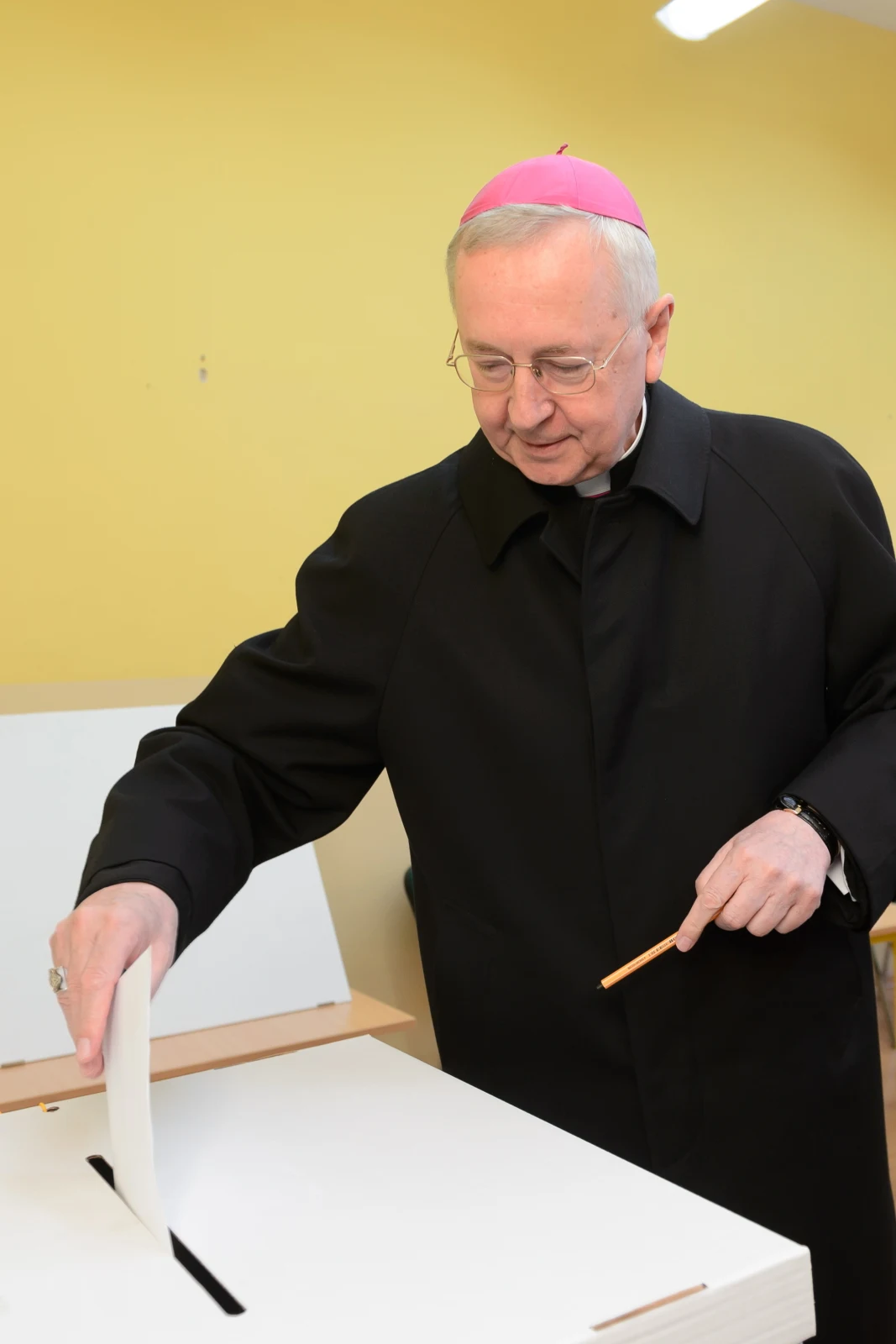 Przewodniczący Komisji Episkopatu Polski, arcybiskup Stanisław Gądecki zagłosował w lokalu wyborczym w Poznaniu