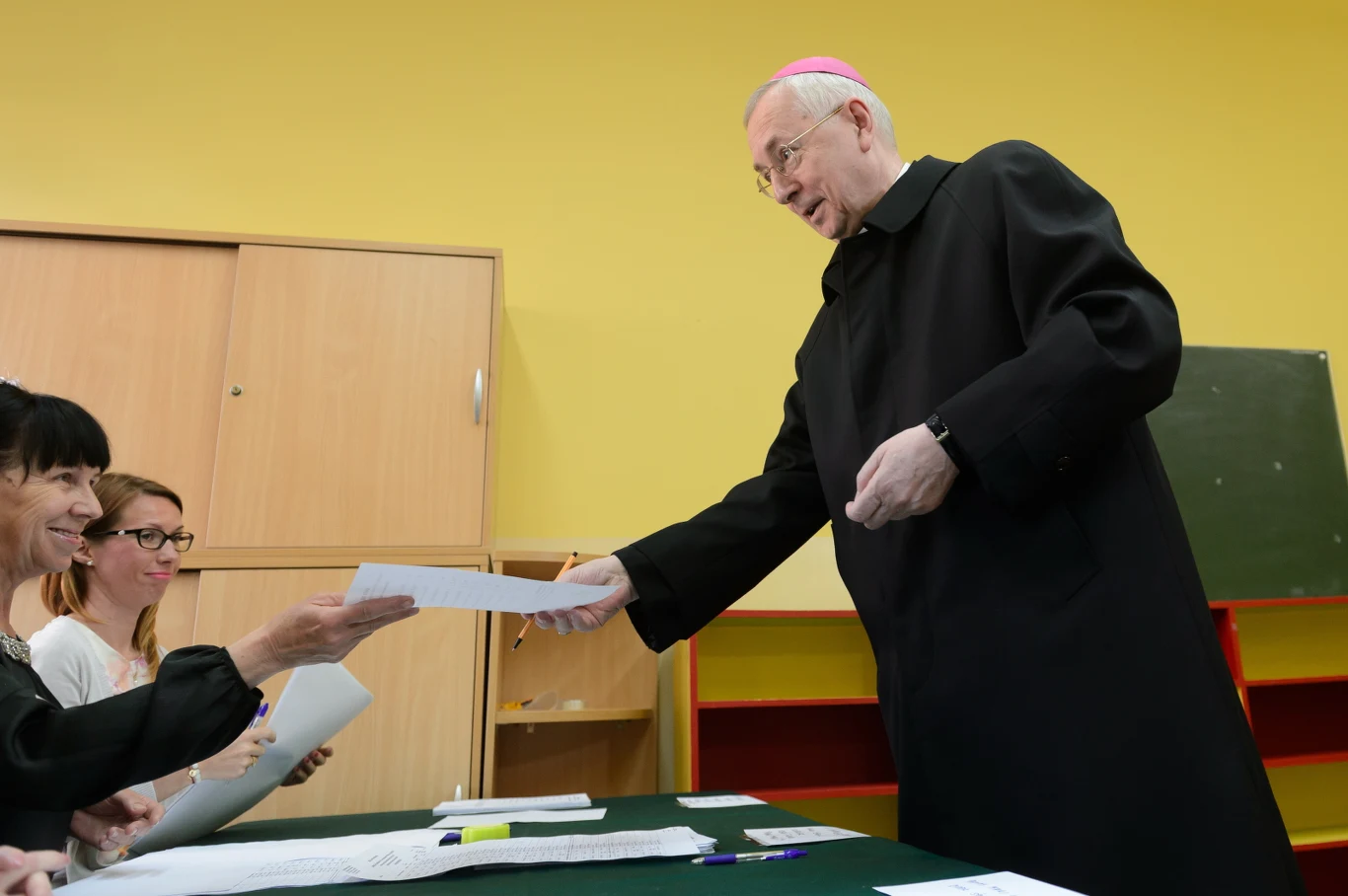 Przewodniczący Komisji Episkopatu Polski, arcybiskup Stanisław Gądecki zagłosował w lokalu wyborczym w Poznaniu