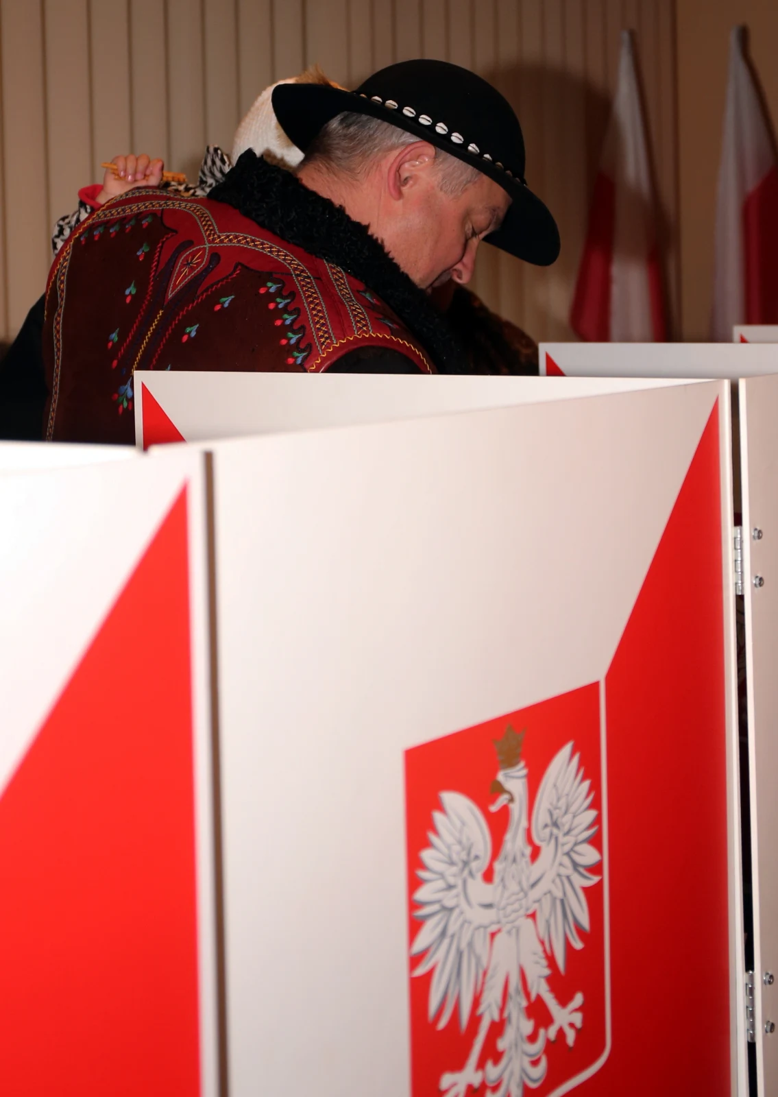 Górale w strojach ludowych głosują w pierwszej turze wyborów prezydenckich w Poroninie