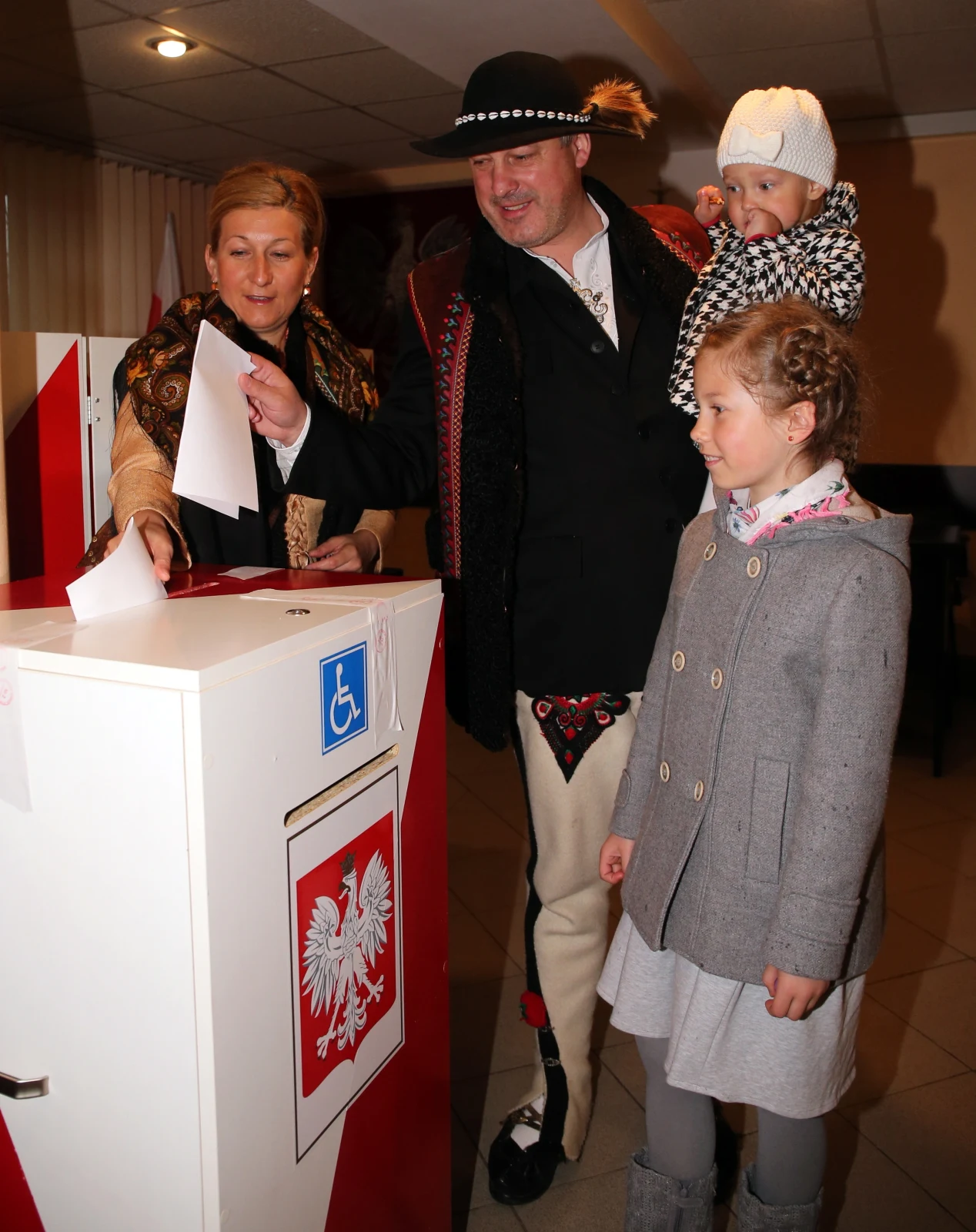 Górale w strojach ludowych głosują w pierwszej turze wyborów prezydenckich w Poroninie