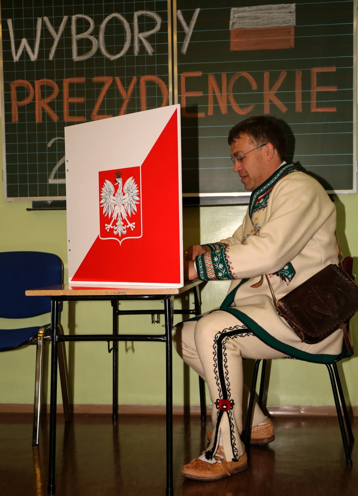 Górale w strojach ludowych głosują w pierwszej turze wyborów prezydenckich w Białym Dunajcu