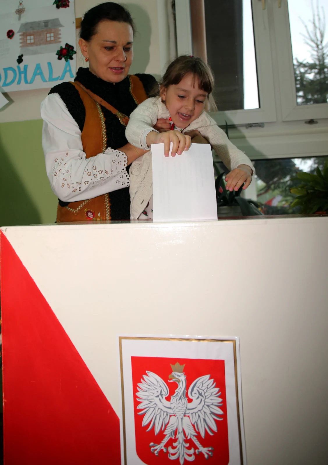 Górale w strojach ludowych głosują w pierwszej turze wyborów prezydenckich w Białym Dunajcu