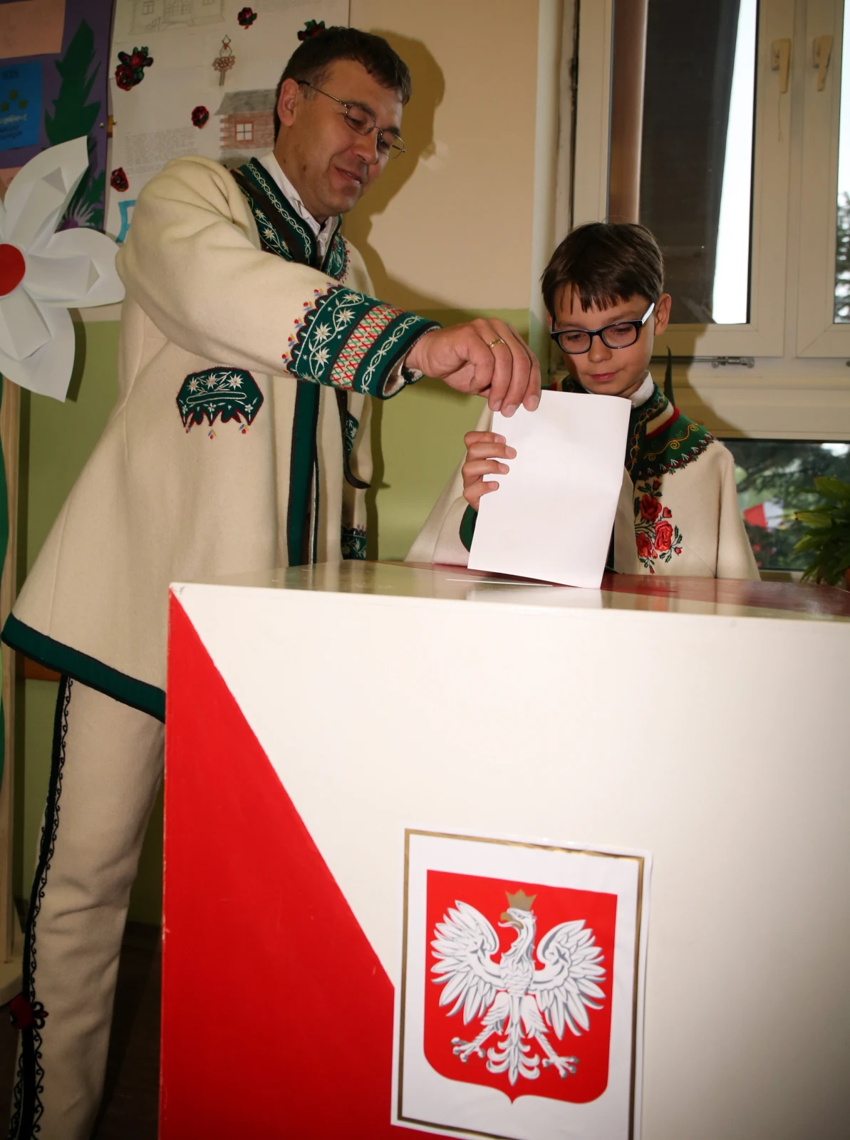 Górale w strojach ludowych głosują w pierwszej turze wyborów prezydenckich w Białym Dunajcu