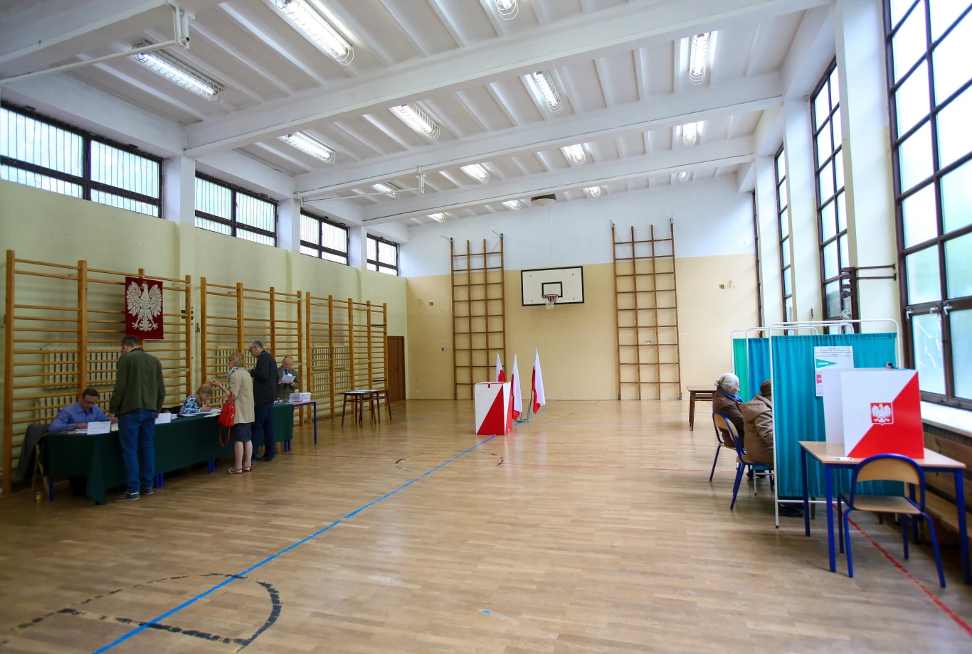 Głosowanie w lokalu wyborczym w Warszawie