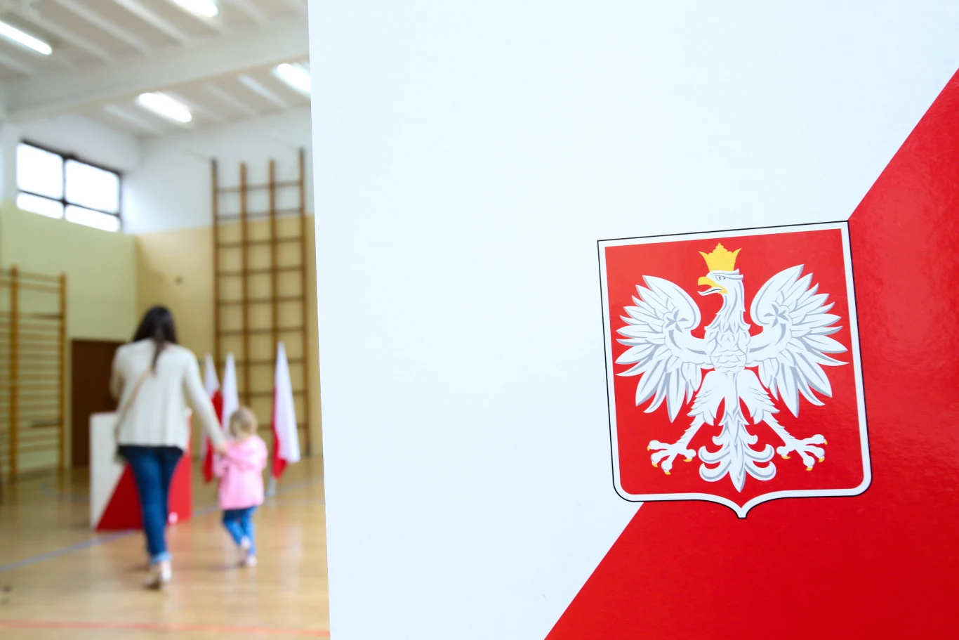 Głosowanie w lokalu wyborczym w Warszawie