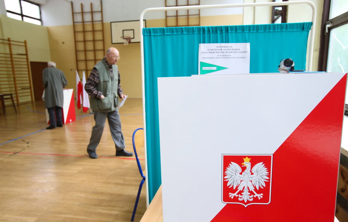 Głosowanie w lokalu wyborczym w Warszawie