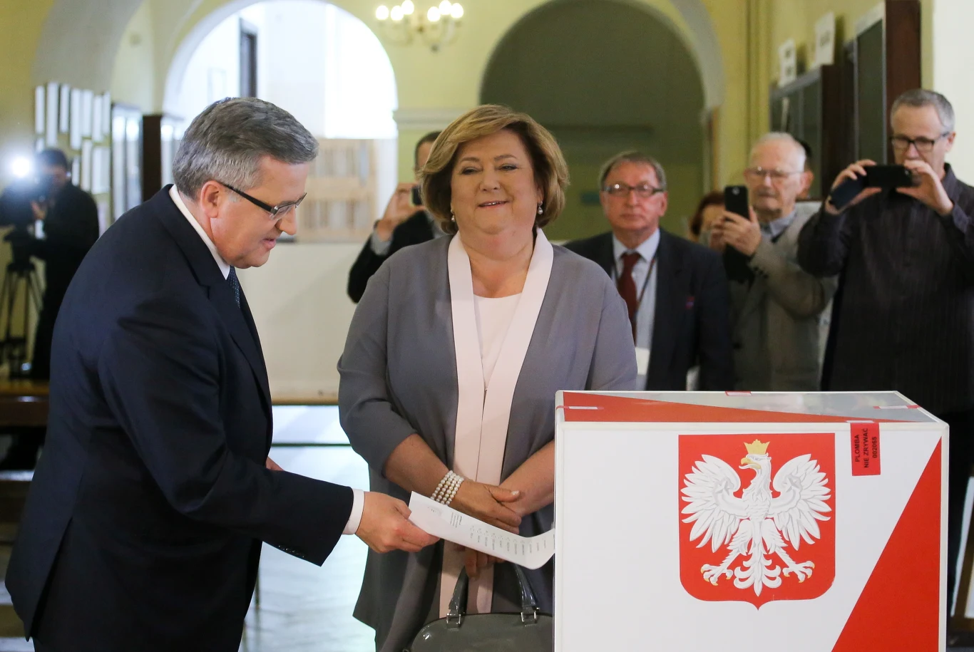 Bronisław Komorowski z zoną głosowali w lokalu wyborczym w LO im. Stefana Batorego przy ul. Myśliwieckiej w Warszawie