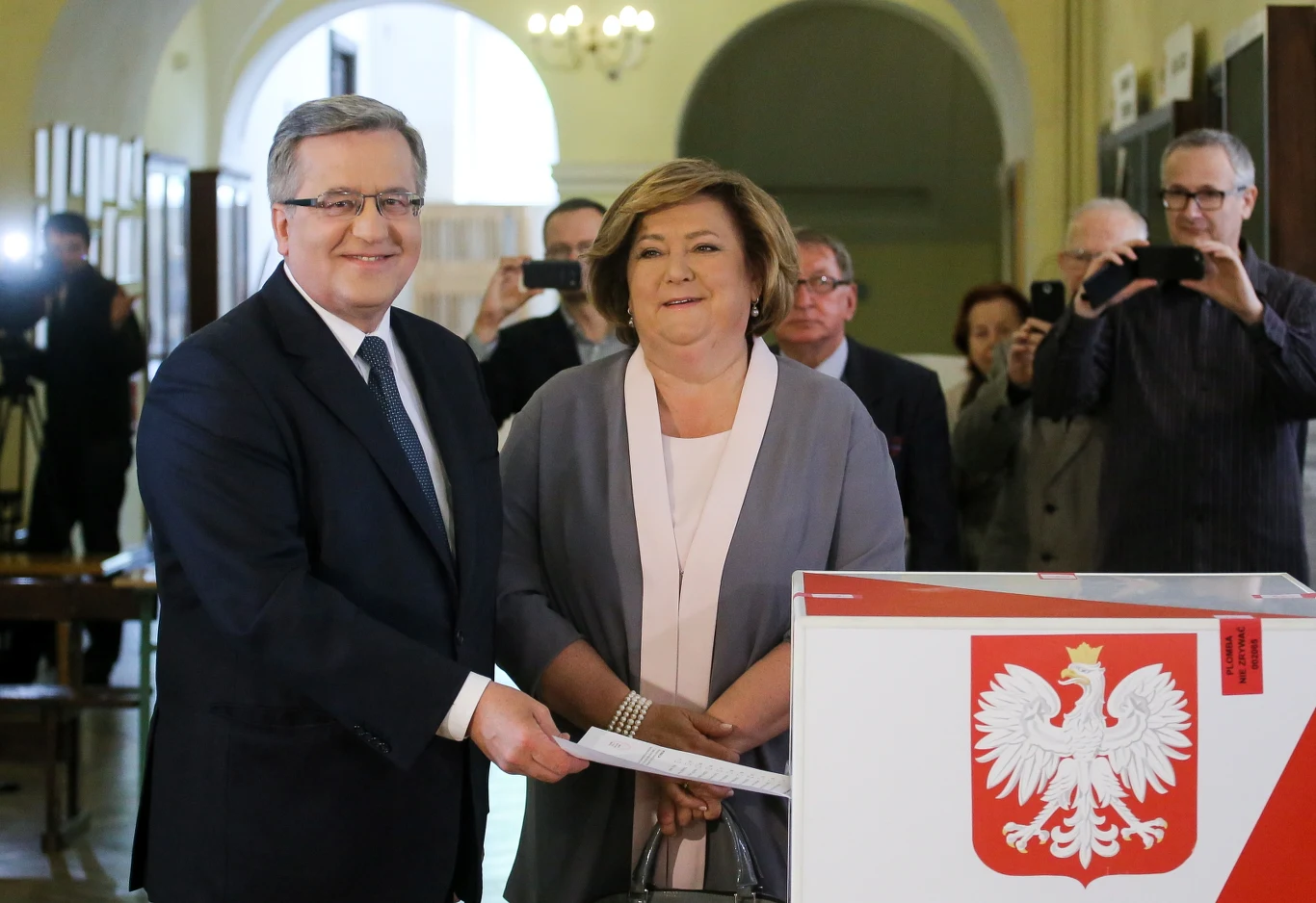 Bronisław Komorowski z zoną głosowali w lokalu wyborczym w LO im. Stefana Batorego przy ul. Myśliwieckiej w Warszawie