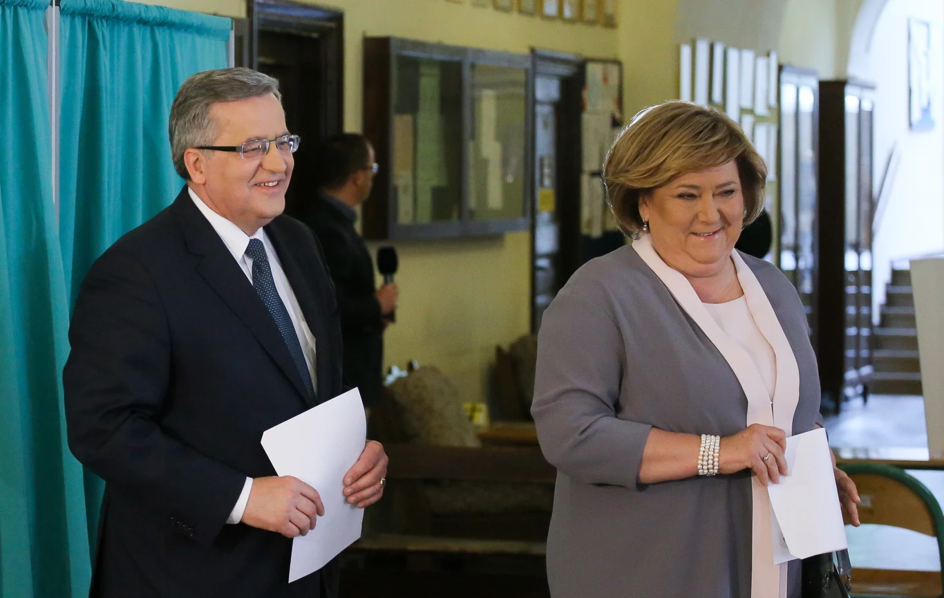 Bronisław Komorowski z zoną głosowali w lokalu wyborczym w LO im. Stefana Batorego przy ul. Myśliwieckiej w Warszawie