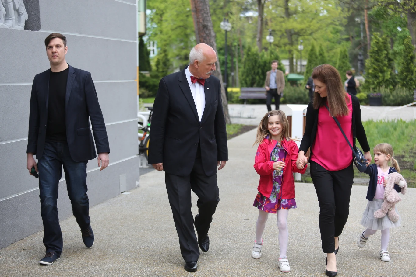 Kandydat ugrupowania KORWiN - Janusz Korwin-Mikke głosuje w lokalu wyborczym w Józefowie pod Warszawą