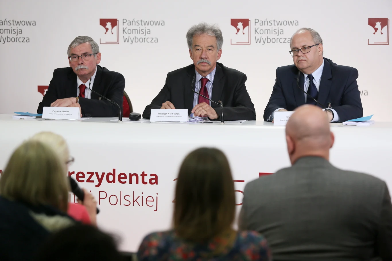Członkowie Państwowej Komisji Wyborczej, od lewej: Zbigniew Cieślak, przewodniczący Wojciech Hermeliński i Wiesław Błuś, podczas konferencji nt. trwającej I tury wyborów prezydenckich