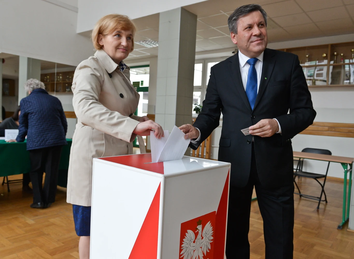 Wicepremier, lider PSL Janusz Piechociński z żoną Haliną zagosowali w lokalu wyborczym w Nowej Iwicznej